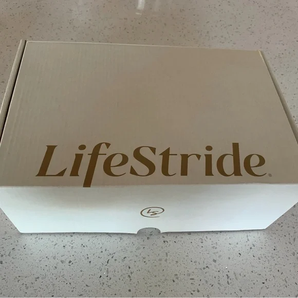 Lifestride Women’s Zeeta Thong Sandals - Picture 7 of 8